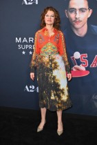 الممثلة الكوميدية الأمريكية ساندرا برنارد لدى حضورها العرض الأول لفيلم «مارتي سوبريم» في نيويورك. ا ف ب