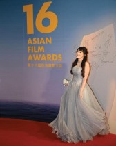 المغنية وكاتبة الأغاني والممثلة الماليزية جويس تشو لدى وصولها إلى حفل توزيع جوائز الأفلام الآسيوية السادس عشر في هونغ كونغ. ا ف ب