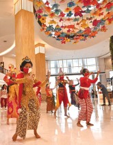 راقصات يلتزمن بأقنعة الوجه وهن يرتدين ملابس تقليدية ويرقصن احتفالاً بعيد استقلال إندونيسيا. ا ف ب
