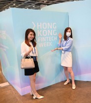 زائرتان تقفان لالتقاط صورة خلال أسبوع التكنولوجيا المالية 2022 في هونغ كونغ.ا ف ب