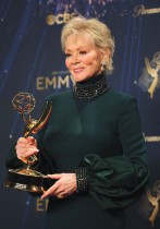 جين سمارت تحمل جائزة أفضل ممثلة في مسلسل «هاكس»، في حفل توزيع جوائز إيمي برايم تايم السابع والسبعين في لوس أنجلوس. رويترز