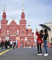 سائحتان تلتقطان صورا في الميدان الأحمر في وسط موسكو  (ا ف ب)