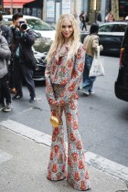 الممثلة الأمريكية لوريتا بيرالتا لدى حضورها عرض أزياء جيامباتيستا فالي لمجموعة الملابس الجاهزة كجزء من أسبوع الموضة في باريس. ا ف ب