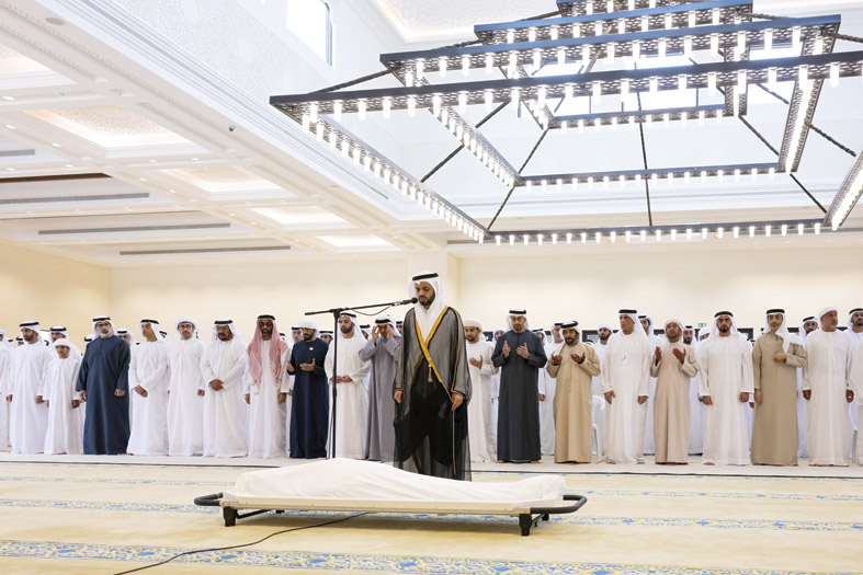 رئيس الدولة وحاكم رأس الخيمة والشيوخ يؤدون صلاة الجنازة على جثمان طحنون بن محمد 
