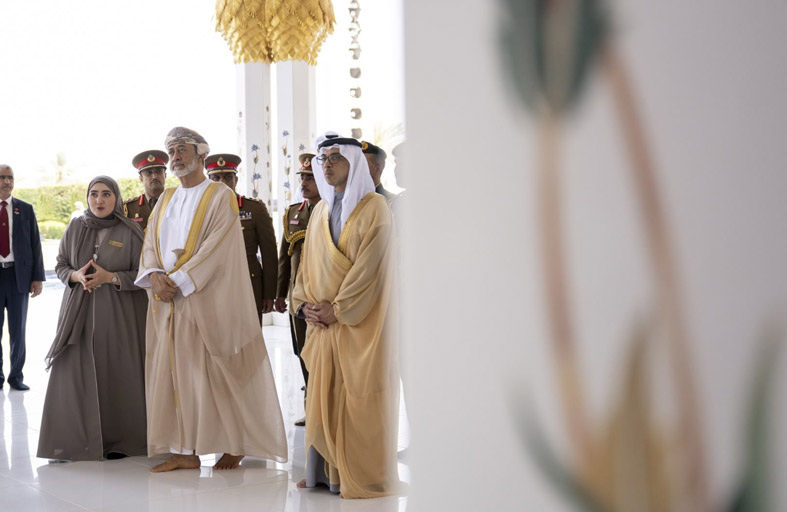 سلطان عمان يقوم بجولة في جامع الشيخ زايد في أبوظبي يرافقه منصور بن زايد 