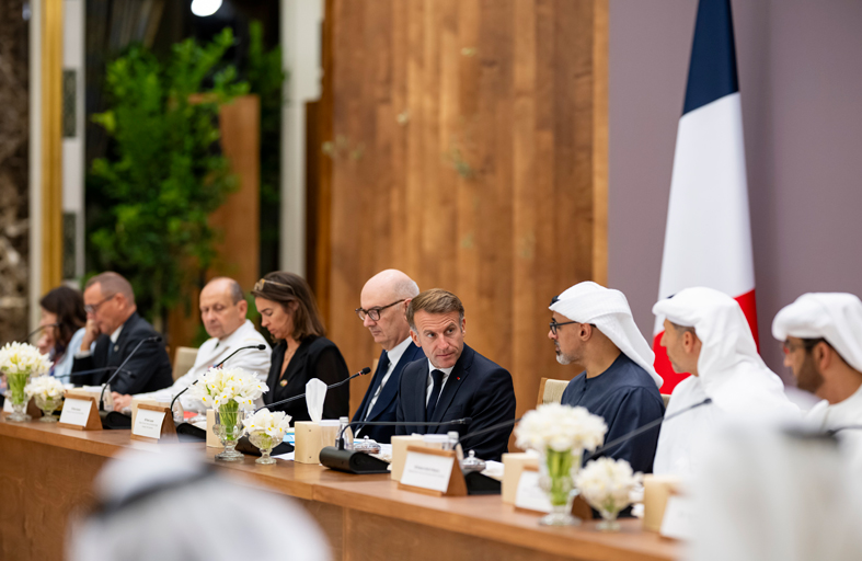 ولي عهد أبوظبي والرئيس الفرنسي يشهدان حوار الأعمال الإماراتي-الفرنسي لتعزيز الشراكة الاستراتيجية في قطاعَي الطاقة والذكاء الاصطناعي 