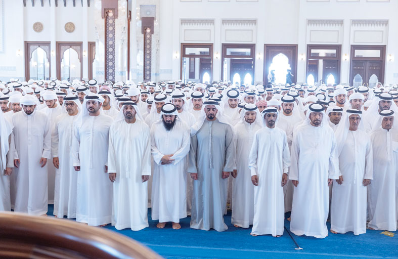 محمد بن راشد يؤدي صلاة الجنازة على جثمان أحمد بن راشد 