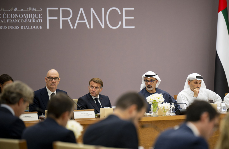 ولي عهد أبوظبي والرئيس الفرنسي يشهدان حوار الأعمال الإماراتي-الفرنسي لتعزيز الشراكة الاستراتيجية في قطاعَي الطاقة والذكاء الاصطناعي 