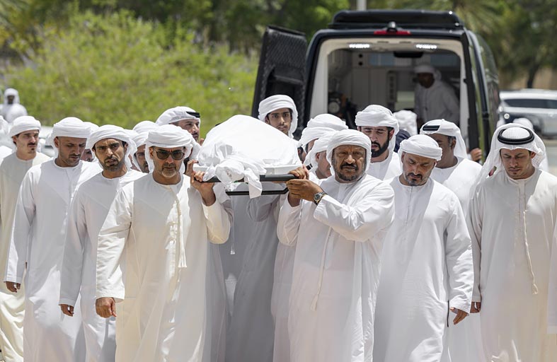 الشيوخ يؤدون صلاة الجنازة على جثمان هزاع بن سلطان بن زايد 