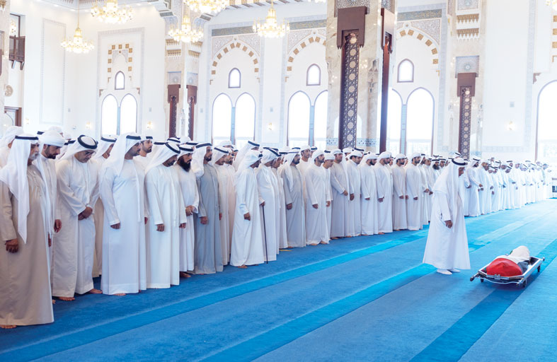 محمد بن راشد يؤدي صلاة الجنازة على جثمان أحمد بن راشد 