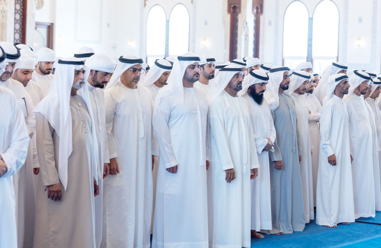 محمد بن راشد يؤدي صلاة الجنازة على جثمان أحمد بن راشد 