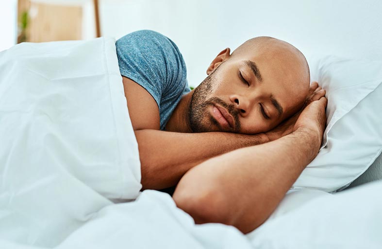 دراسة تحدد ساعات النوم المثالية من منتصف العمر إلى الشيخوخة