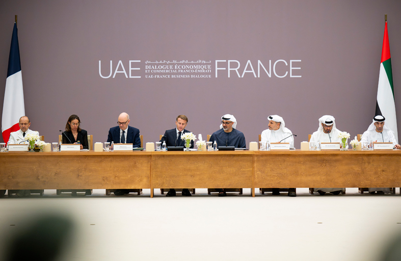 ولي عهد أبوظبي والرئيس الفرنسي يشهدان حوار الأعمال الإماراتي-الفرنسي لتعزيز الشراكة الاستراتيجية في قطاعَي الطاقة والذكاء الاصطناعي 