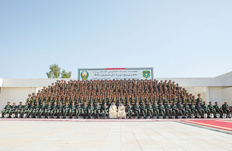 محمد بن راشد يرعى حفل تخريج الدورة الـ 44 من المرشحين الضباط بكلية زايد الثاني العسكرية في العين