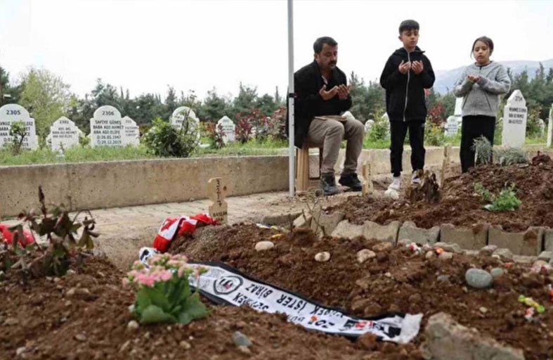 رسائل مؤثرة عند قبور طلاب قضوا بهجوم مروع في تركيا 