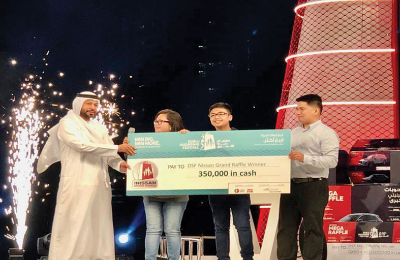 فلبينية تفوز بـ350 ألف درهم ضمن جوائز نيسان الكبرى خلال مهرجان دبي للتسوق 