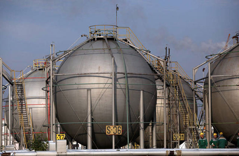 الكويت تبلغ مشتري النفط بتحميل خام أقل في يونيو 