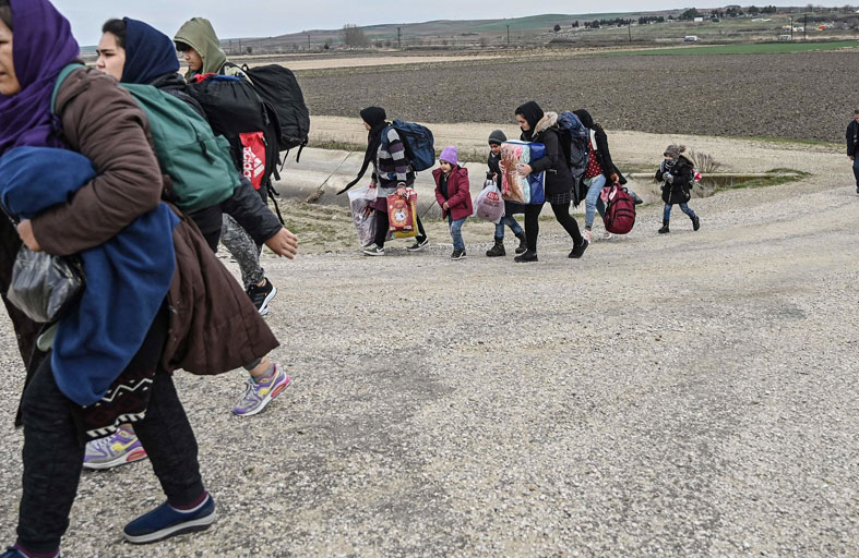 تركيا تخطط لدفع لاجئين مصابين بكورونا إلى اليونان
