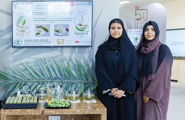 فريق بحثي من جامعة الإمارات العربية المتحدة يبتكر «شايًا عشبيًا» من براعم النخيل وثمار البلح الخضراء 