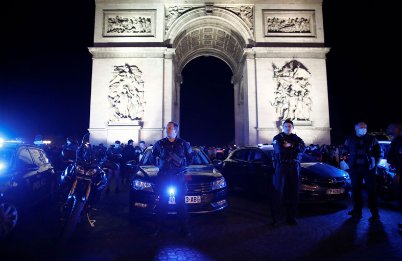 الشرطة تحتشد عند قوس النصر بباريس  