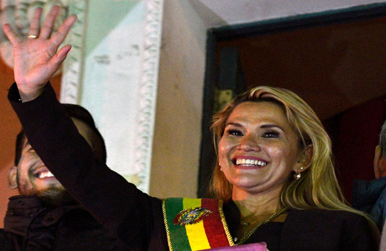 رئيسة بوليفيا تطلب استقالة وزراء الحكومة  