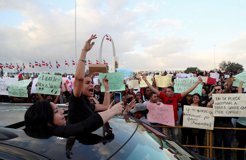احتجاجات في الدومينكان بعد تعليق الانتخابات 