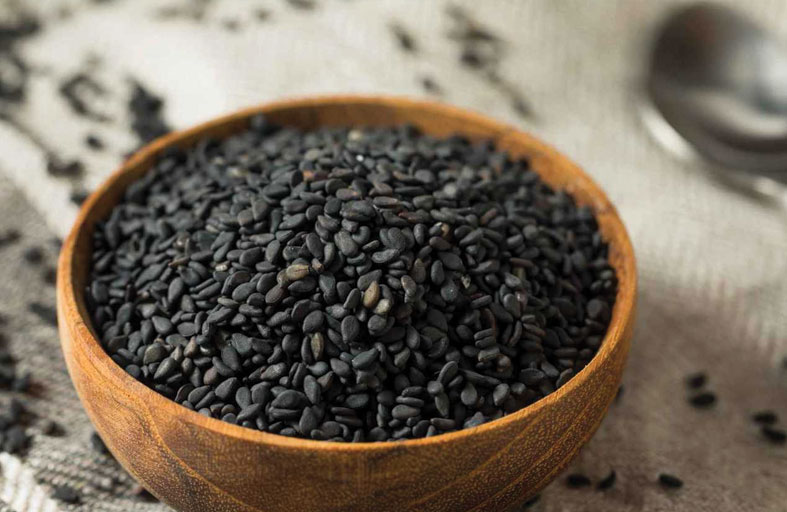 السمسم الأسود.. ترند صحي جديد أم مجرد بذور ملونة؟