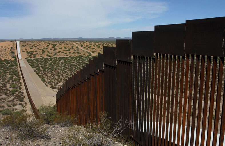 ترامب يتفقّد جداره الحدودي مع المكسيك