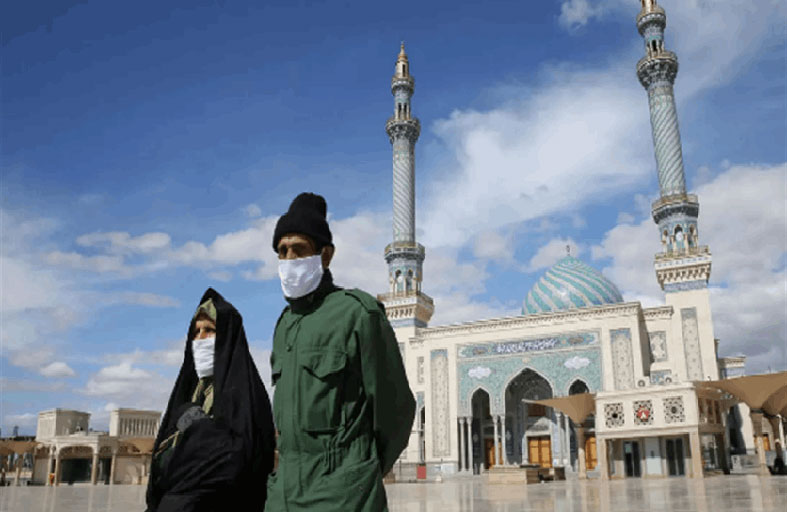 إيران تمدد إجازات المسجونين وإغلاق المواقع الدينية 