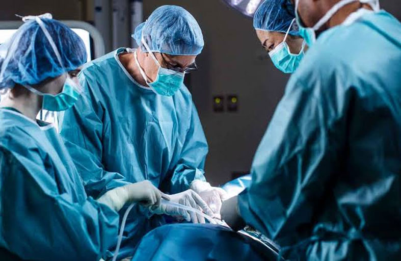 استئصال ورم يزن 15 كيلوغراماً من ظهر مريض