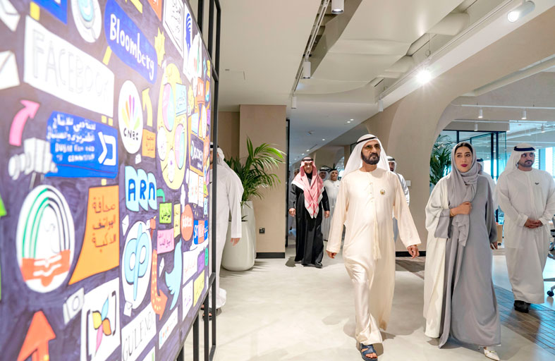 محمد بن راشد يتفقد المقر الجديد للمكتب الإعلامي لحكومة دبي