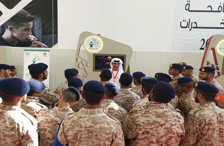 «حماية الدولي» في شرطة دبي يكافح المخدرات بالذكاء الاصطناعي في «معرض الشرطة العسكرية»