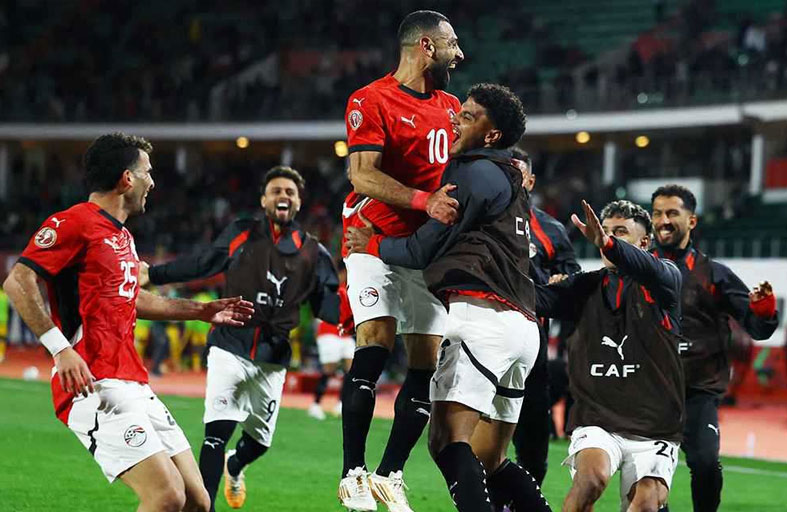 احتفال محمد صلاح مع لاعبي مصر بهدفه في شباك بنين