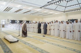 الشيوخ يؤدون صلاة الجنازة على جثمان هزاع بن سلطان بن زايد