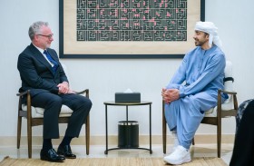 عبدالله بن زايد والسكرتير الرئيسي لرئيس الوزراء الكندي يبحثان تعزيز علاقات التعاون والشراكة بين البلدين