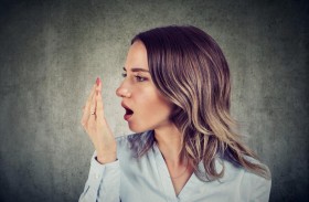 5 أسباب لرائحة الفم الكريهة وكيفية التخلص منها!