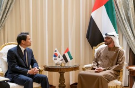 محمد بن زايد يبحث مع مبعوث الرئيس الكوري الجنوبي العلاقات الثنائية المتميزة بين البلدين