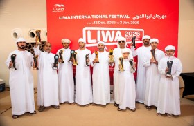 تتويج الفائزين بأشواط بطولة الصقور في مهرجان ليوا