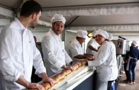 فرنسا تهزم إيطاليا بأطول رغيف خبز