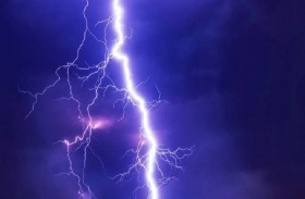 ينجو من الموت بأعجوبة بعد صاعقة مزدوجة