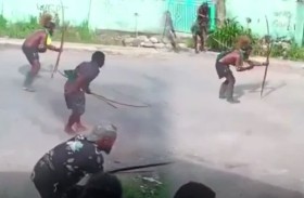 حرب بدائية في 2025.. اشتباك عنيف بالسيوف والسهام 