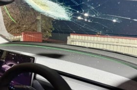 جسم غامض يخترق سيارة «تسلا»