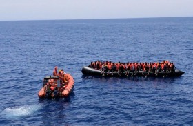 إيطاليا تجري فحوصات للمهاجرين على متن أوشن فايكينغ  