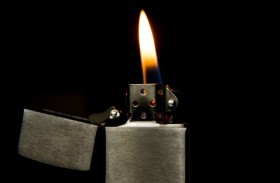 يحرق زوجته أمام أطفالهما