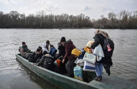المهاجرون يواصلون التدفق إلى الحدود اليونانية 