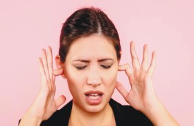 ما هي أسباب ظهور الطنين في الأذنين؟