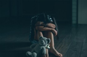 يكبّل طفلته ويعذبها بمساعدة زوجته