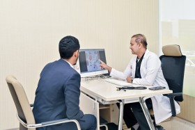 تشخيص وعلاج مرض ستيل المناعي النادر لمريض في أبوظبي