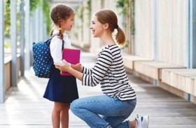 كيف تتصرف عندما يطلب طفلك شراء كل ما يملكه زملاؤه في المدرسة؟