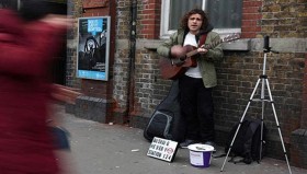 مغنّ يجوب مترو لندن عازفاً باالغيتار